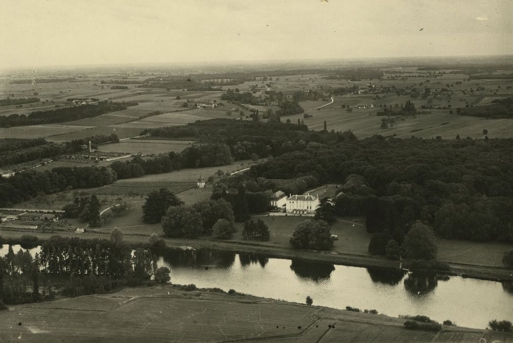 Château de Leugny : Vue aérienne de l’ensemble du site depui sle Nord