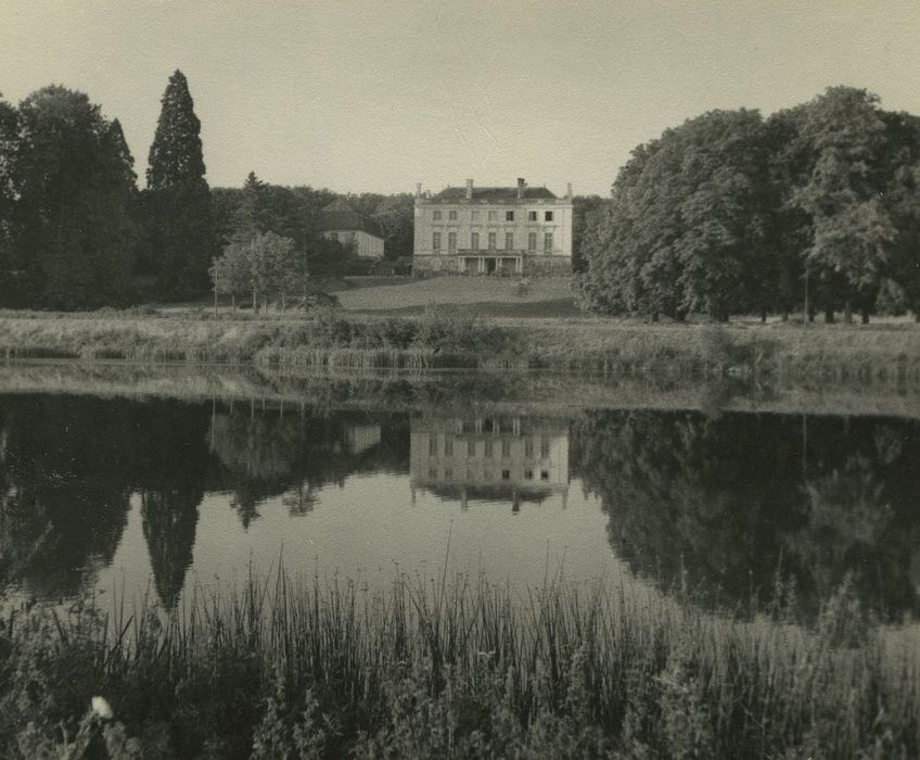 Château de Leugny : Vue générale du château dans son environnement depuis le Nord