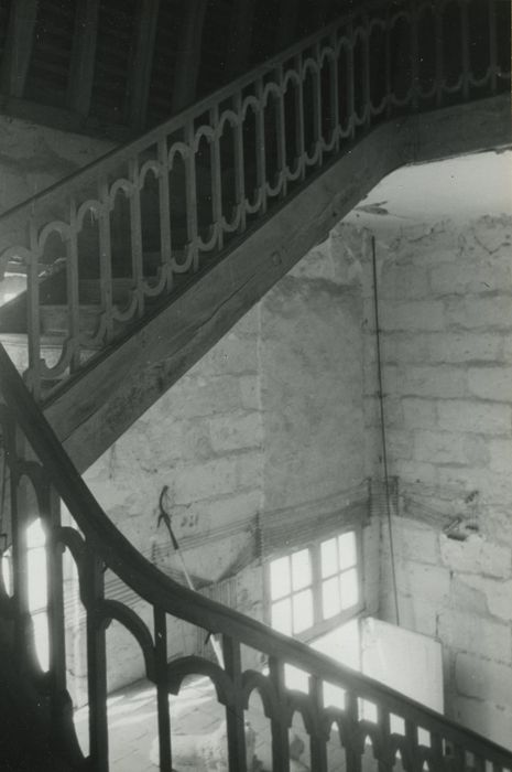 Château de Leugny : Communs, escalier, vue partielle