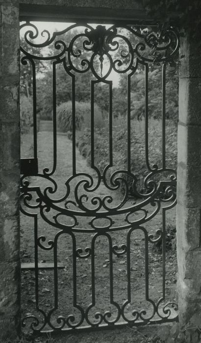 Château de Leugny : Détail de la grille d’accès au potager