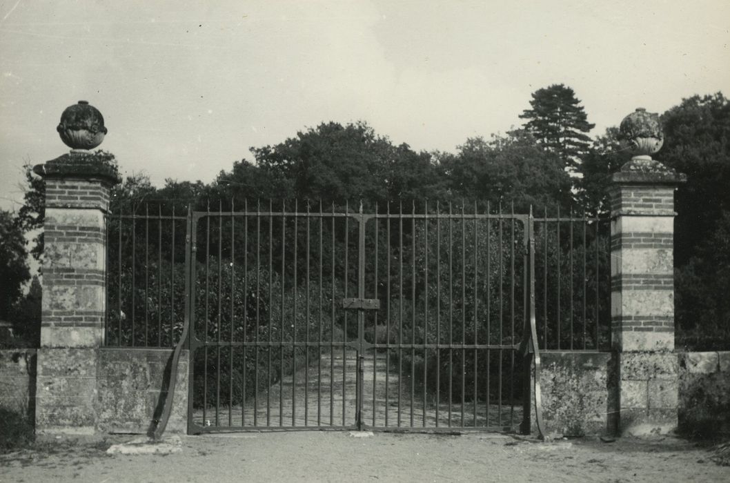 Château de Leugny : Grilles d’accès sud, vue générale