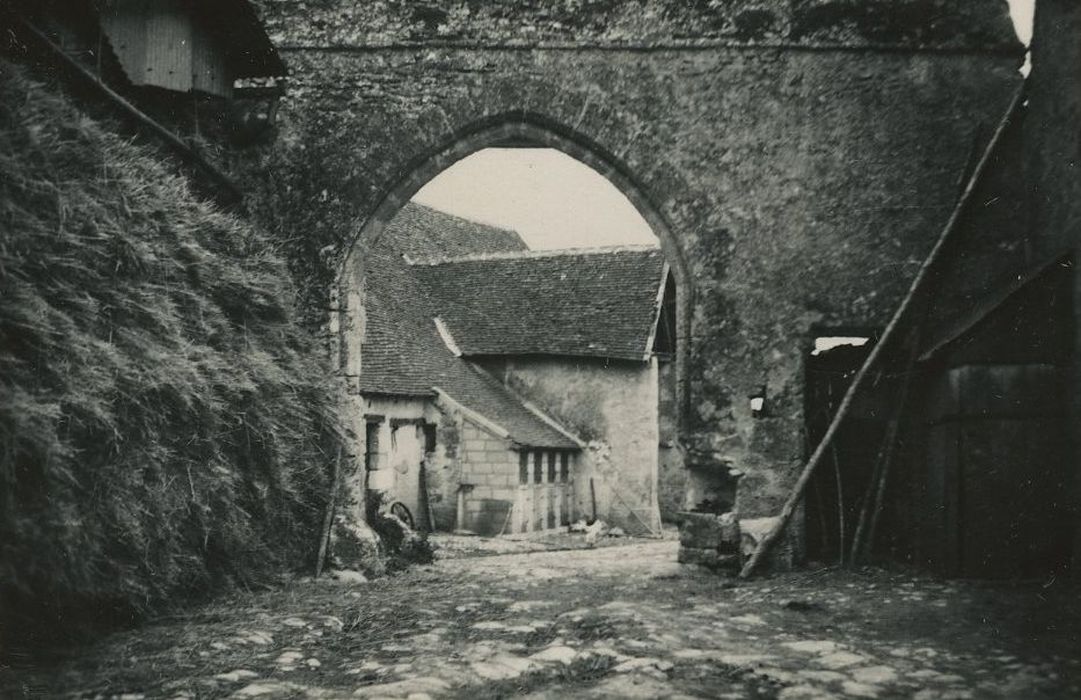 Ancienne métairie monastique de Bergeresse : Porte d’accès nord, vue générale