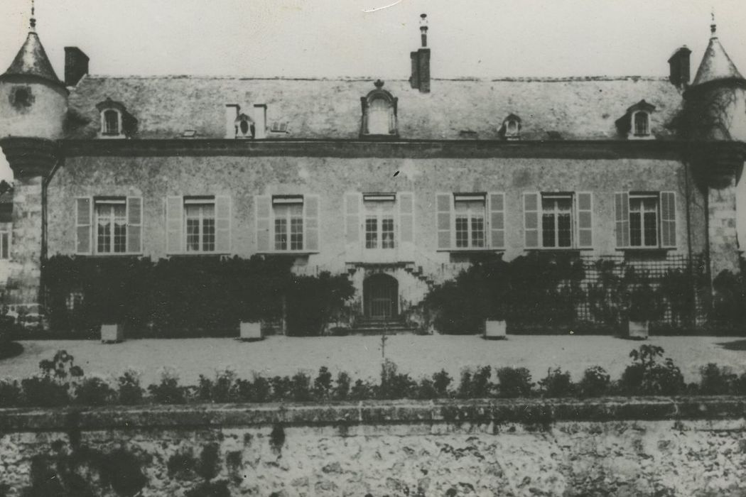 Château du Val d'Auray (ou d'Aulnay) : Façade sud, vue générale