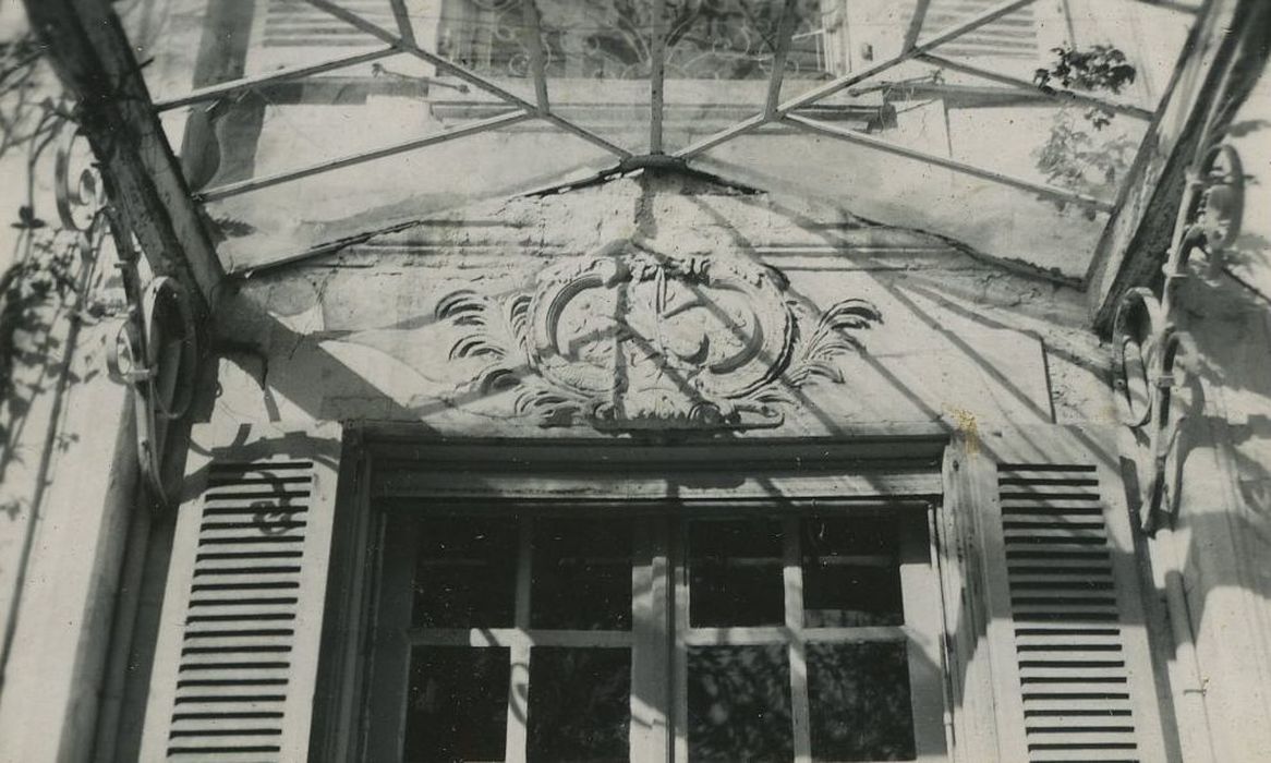 Château de la Rochefuret : Façade sud, détail du linteau de la porte d’accès