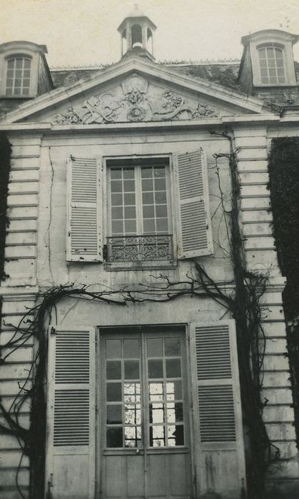 Château de la Rochefuret : Façade nord, détail de la travée centrale