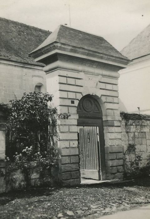 Maison dite du Prieur : Portail d’accès à la cour, vue générale