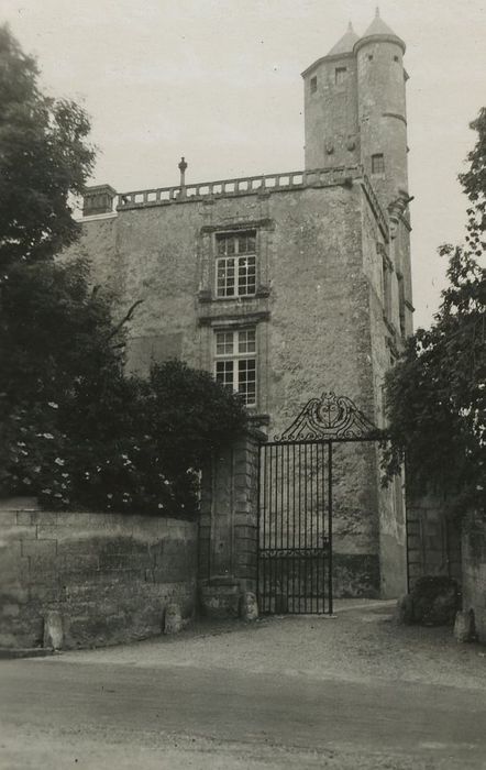 Château de Beaumont : Grilles d’accès sud, vue générale