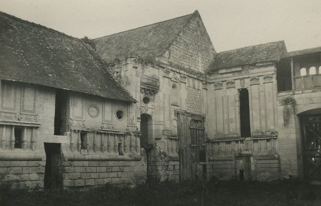 Ancien manoir de la Courtinière : Cour intérieure, façades nord et est, vue partielle