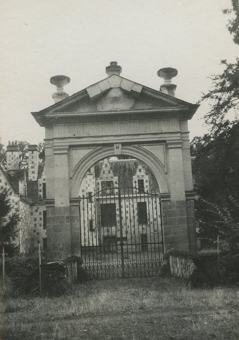 Château de Velors : Portail d’accès nord, vue générale