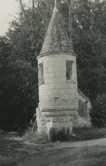 Château de Velors : Tourelle d’angle du mur d’enceinte, vue générale