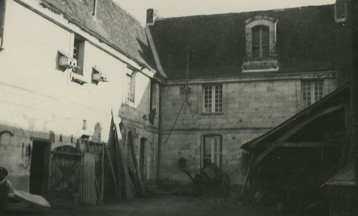 Manoir de la Baillardière : Cour intérieure, Façades nord et ouest, vue partielle