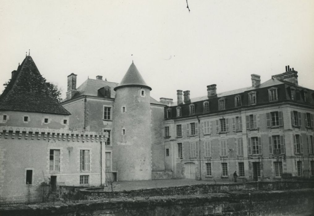 Château de Boussay : Cour d’honneur, ensemble sud-ouest, vue générale