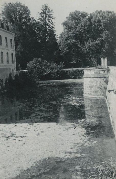 Château de Boussay : Douve est, vue générale