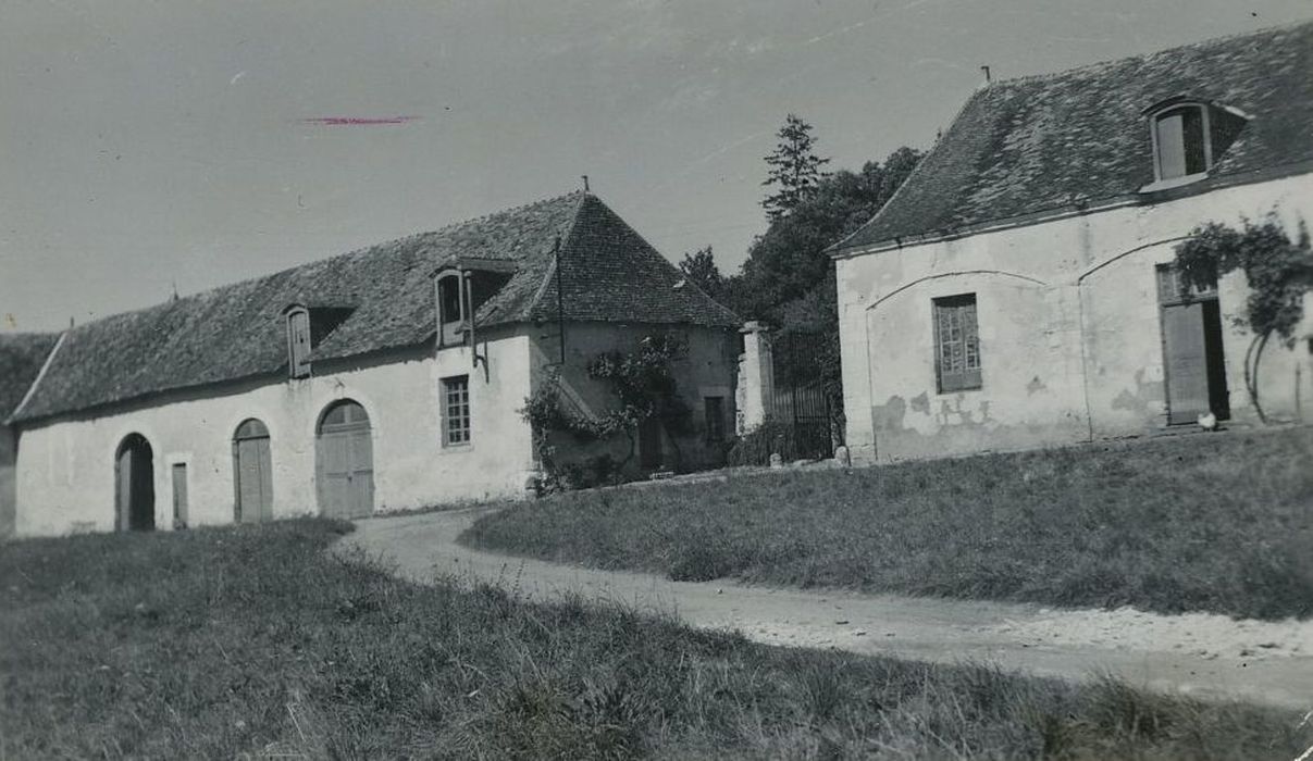 Château de Boussay : Communs, ensemble ouest, vue partielle