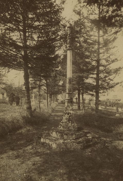 Croix de cimetière, vue générale