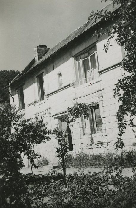 Maison : Vue partielle de la façade sur jardin