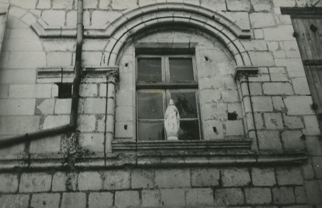 Ancienne maison canoniale : Façade ouest, détail d’une baie