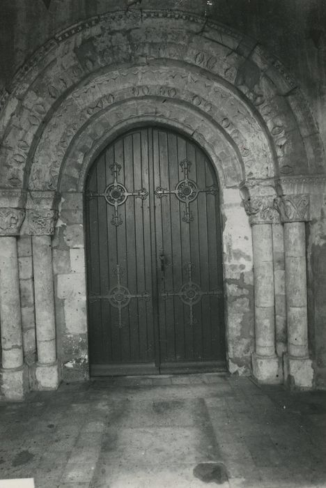 Eglise Saint-Avant : Portail occidental, vue générale