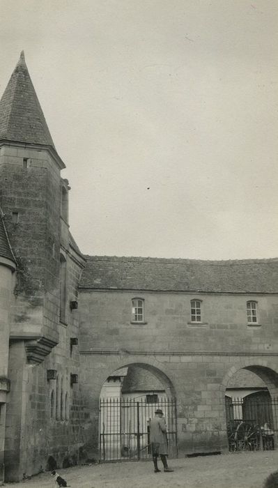 Château : Galerie entre le châtelet et le château, façade est, vue partielle