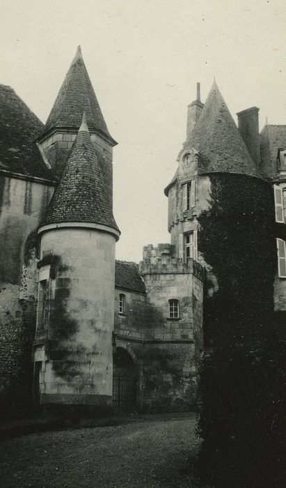 Château : Châtelet, ensemble est, vue partielle