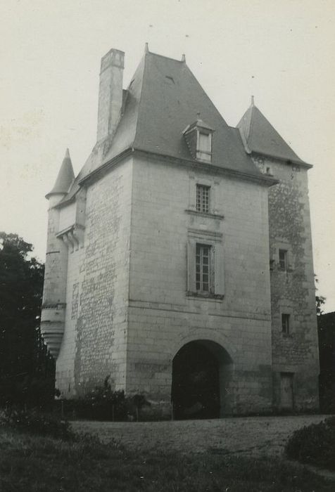 Château de Rouvray : Châtelet, façades sud et ouest, vue générale