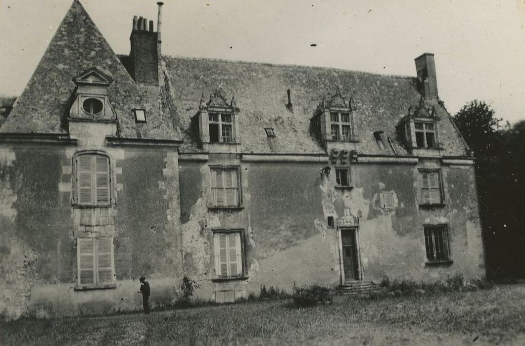 Château de Chéniers : Façade ouest, vuegénérale