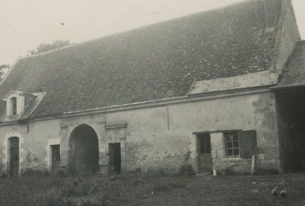 Château de Chéniers : Communs, façade sud, vue générale