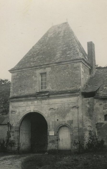 Château de Chéniers : Poterne, élévation nord, vuegénérale