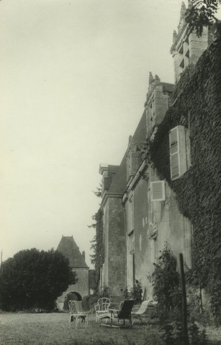 Château de Chéniers : Façade ouest, vue partielle