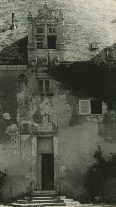 Château de Chéniers : Façade ouest, porte d’accès, vue générale