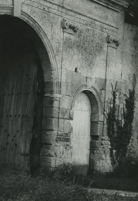 Château de Chéniers : Poterne, façade nord, vue partielle