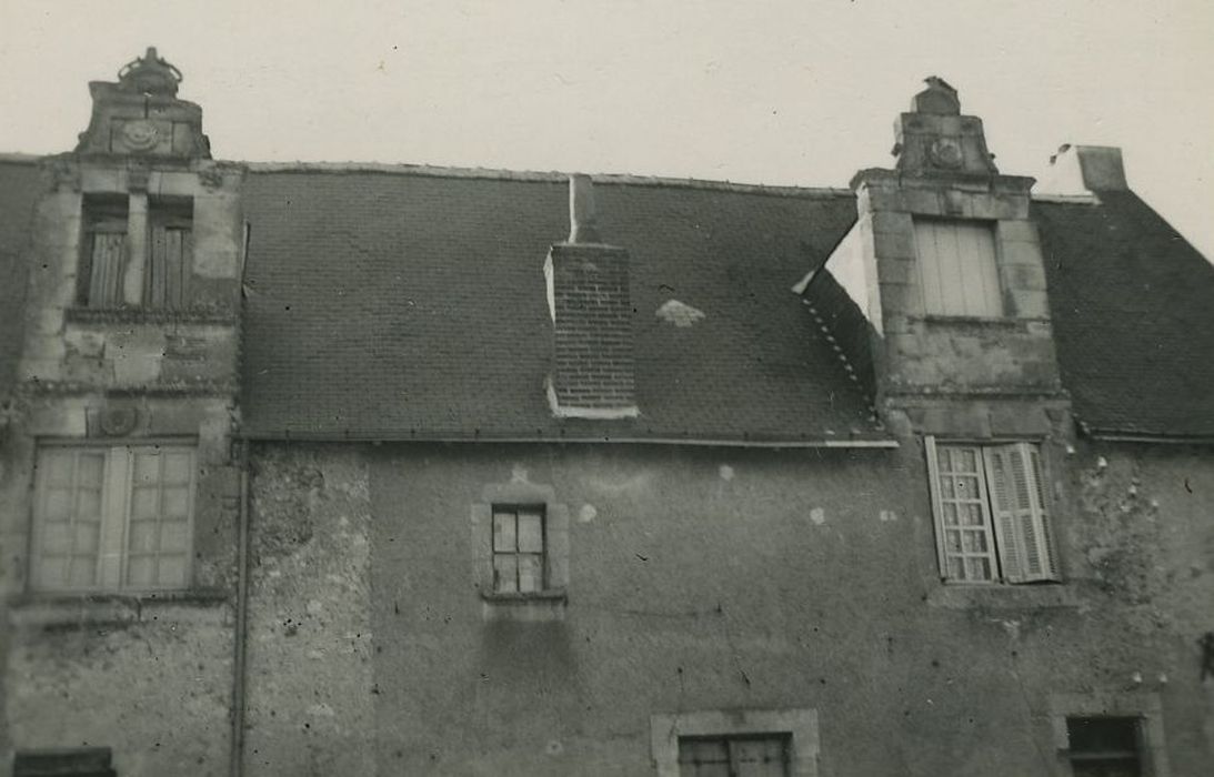 Maison : Façade sur rue, vue partielle