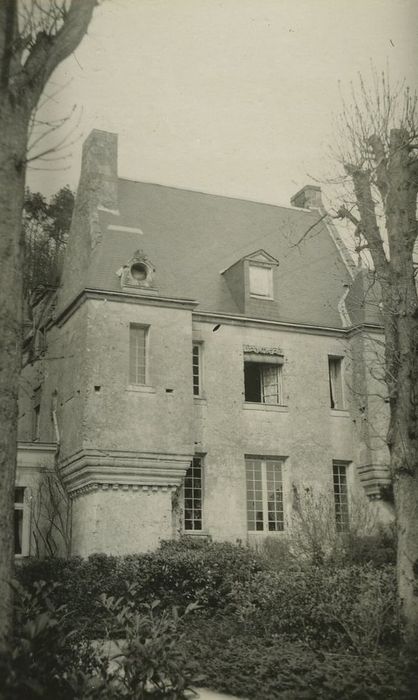 Manoir de la Roche-Musset : Façade sud, vue partielle