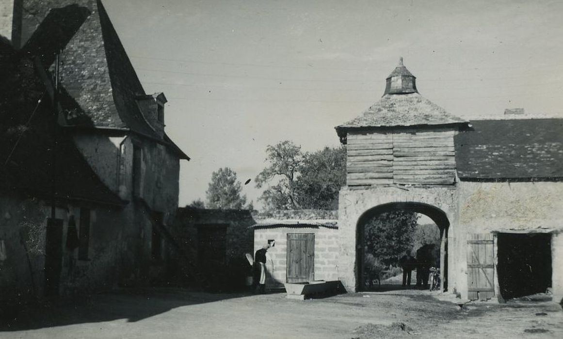 Ancienne hôtellerie Saint-Louis : Porche d’accès à la cour, ensemble sud, vue générale