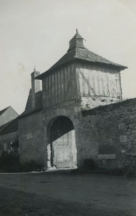 Ancienne hôtellerie Saint-Louis : Porche d’accès à la cour, ensemble nord, vue générale