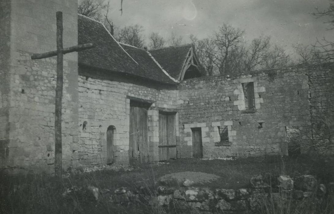 Château de Cravant, dit Le Vieux Château : Communs, façades sur et est, vue partielle