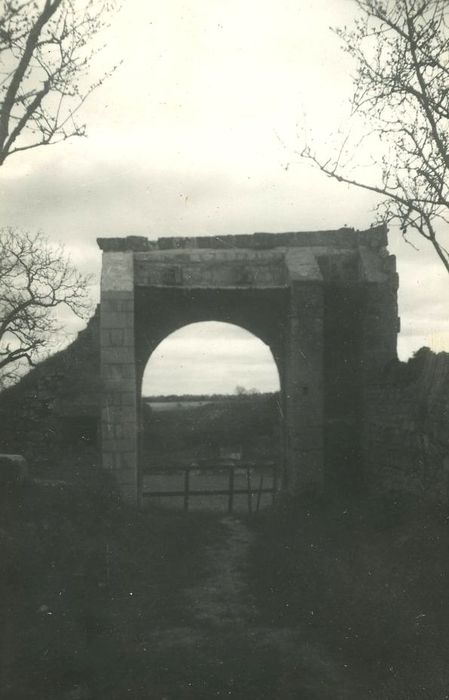 Château de Cravant, dit Le Vieux Château : Porche est, élévation ouest, vue générale