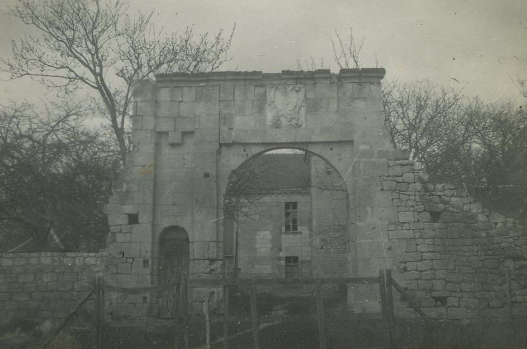 Château de Cravant, dit Le Vieux Château : Porche est, élévation est, vue générale