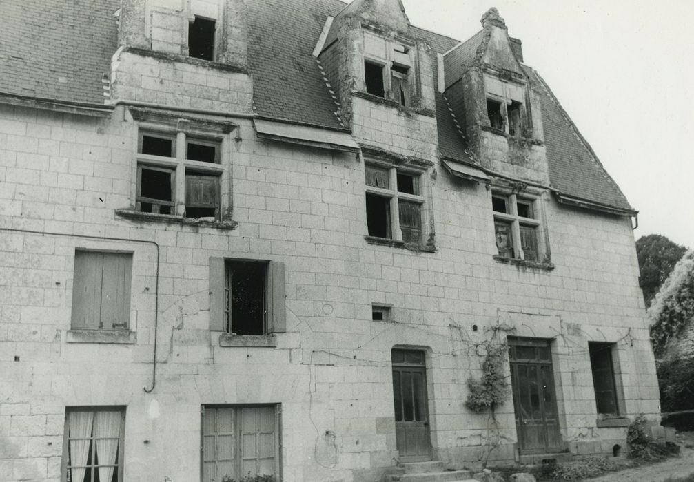 Maison : Façade sur la place, vue générale