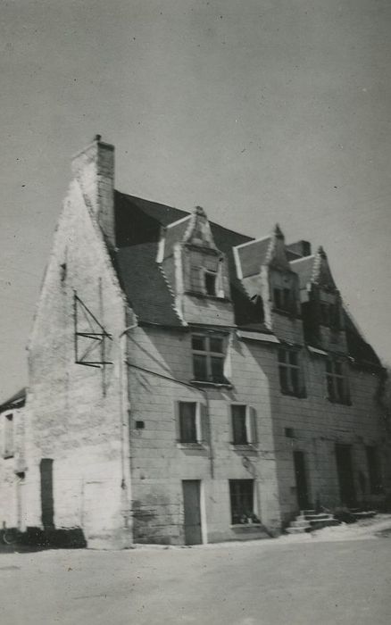 Maison : Façade sur la place, vue générale