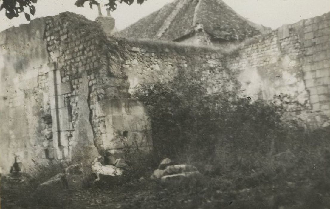 Ruines de l'église de Mougon : Vue partielle des ruines