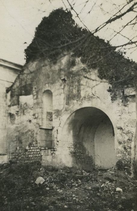 Ruines de l'église de Mougon : Vue partielle des ruines