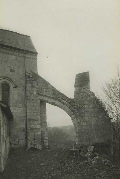 Eglise Notre-Dame : Détail du contrefort sud-est