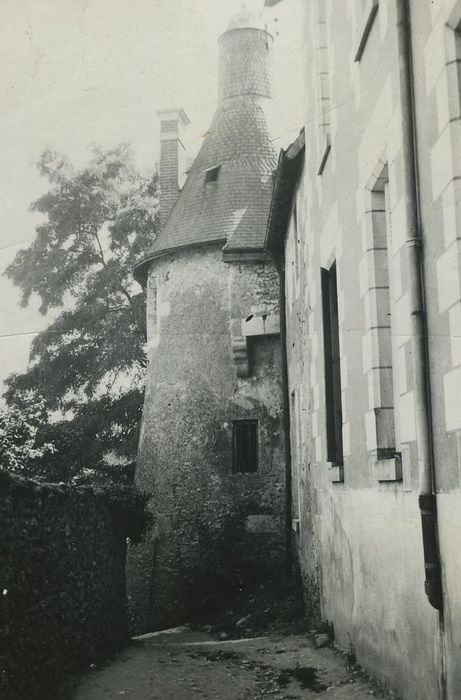 Château d'Esvres : Tour sud-est, vue partielle