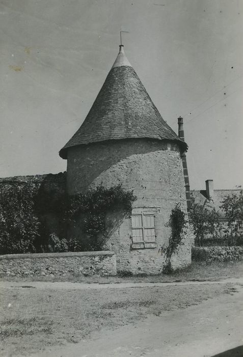 Château d'Esvres : Tour nord-ouest de l’enceinte, vue générale