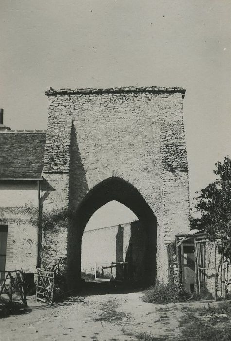 Ancien prieuré Saint-Pierre de Vontes : Porterie, élévation sud, vue générale