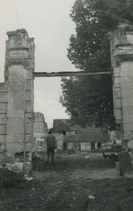 Château de la Grillière : Portail est, vue partielle