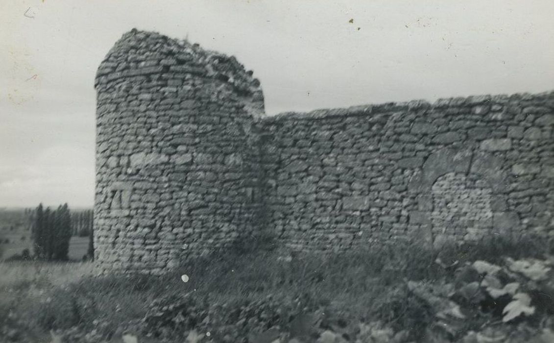 Château de la Grillière : Tour sud-ouest de l’enceinte, vue générale