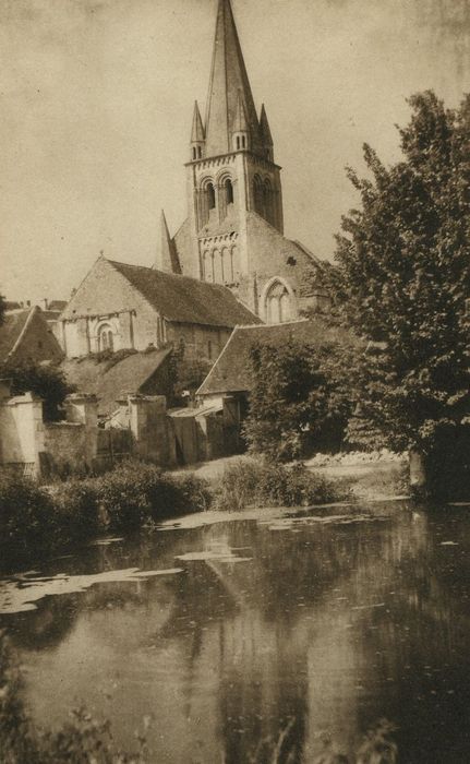 Eglise Saint-Mandé-Saint-Jean : Vue partielle de l’église dans son environnement