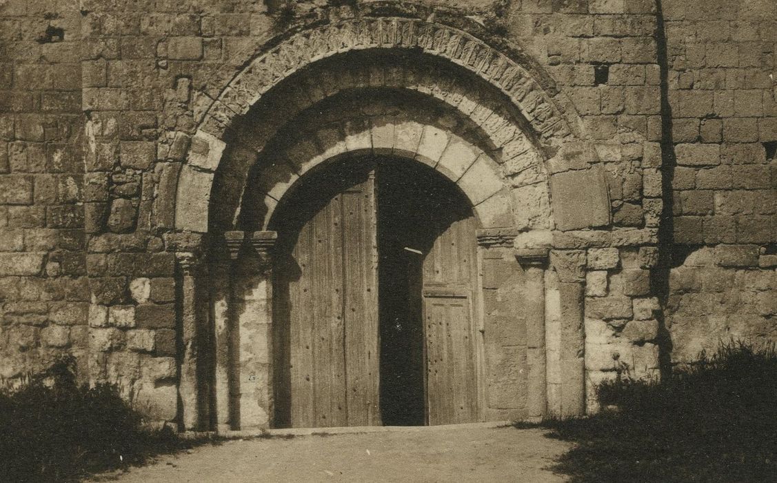 Eglise Saint-Mandé-Saint-Jean : Portail occidental, vue générale